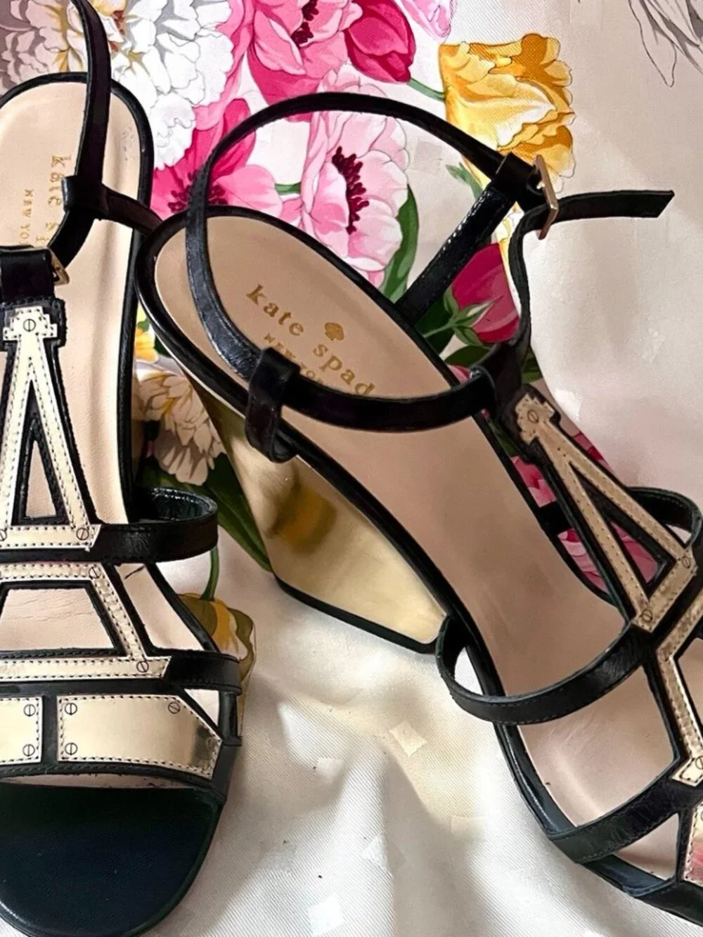 KATE SPADE DESIGNER “EIFFEL TOWER” BLACK & METALLIC GOLD WITH GOLD WEDGE HEELS - Picture 5 of 8